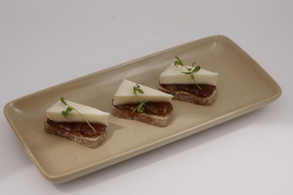 JetDine Menu F3 - Canapé with semi-soft cheese and fig jam